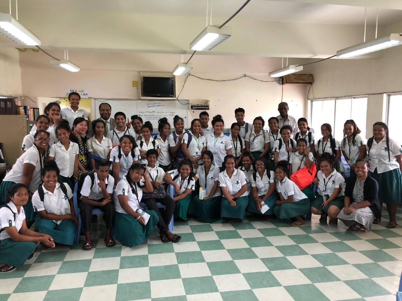 NIDDK leaders meet with Marshall Islands students