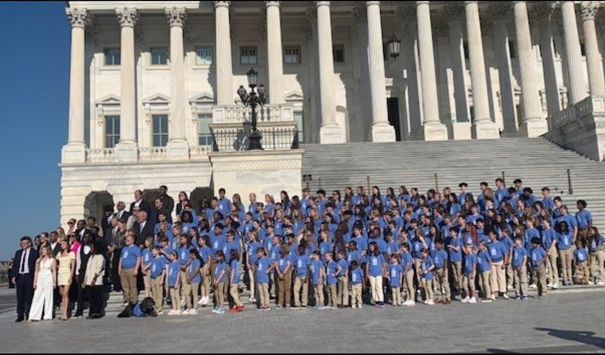 Delegates gather in front of the House of Representatives before the JDRF Children’s Congress hearing 