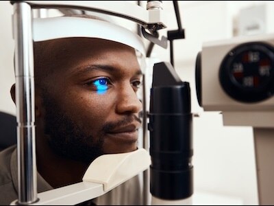 A patient doing a cornea exam.