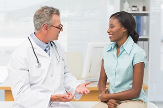 Un médico hablando con una paciente.