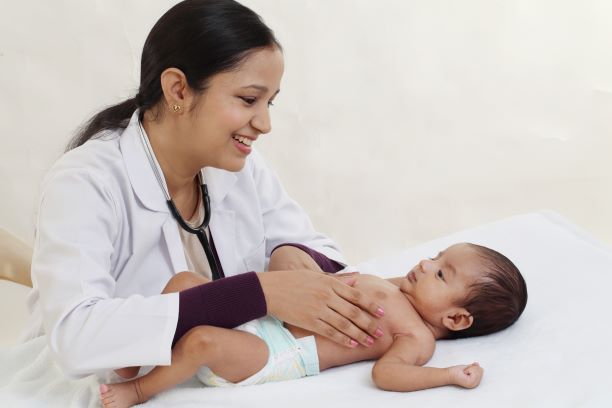 Doctora examinando a un bebé