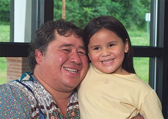 Un indígena norteamericano y una niña.