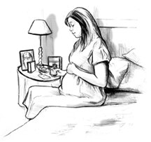 Dibujo de una mujer embarazada sentada al costado de su cama.