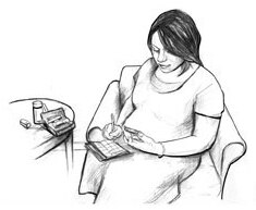 Dibujo de una mujer embarazada sentada en una silla registrando su nivel de glucosa en sangre diario.