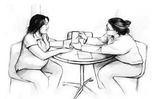 Dibujo de una mujer embarazada sentada a la mesa con una dietista mujer, hablando sobre un plan de alimentación saludable.