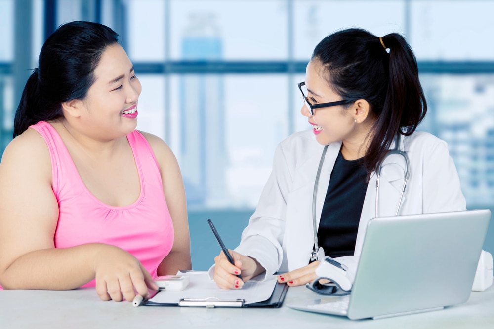 Una mujer con obesidad habla con su doctora.