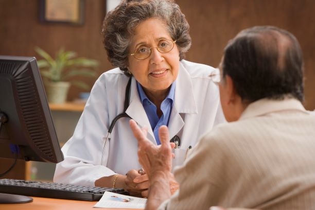 Una paciente contestando las preguntas del médico.