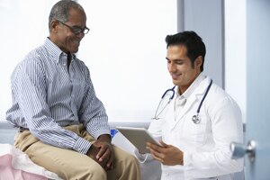 El doctor revisión de los registros médicos con un paciente