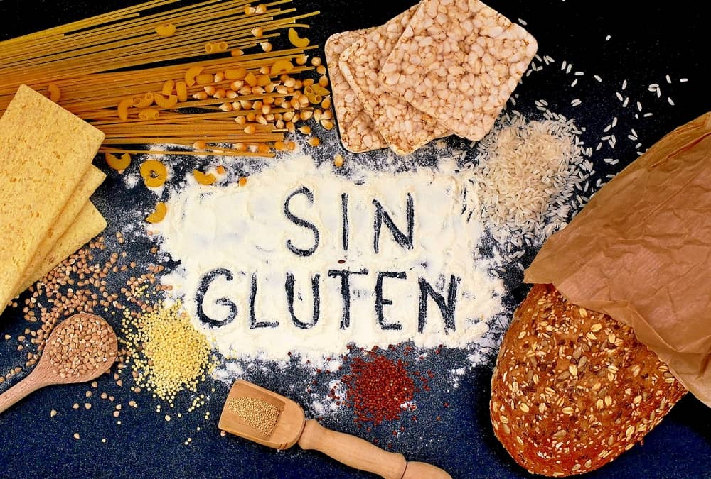 Una selección de productos sin gluten, incluso pasta, maíz, tortitas de arroz inflado, arroz, pan, quinoa, lentejas y galletas saladas.