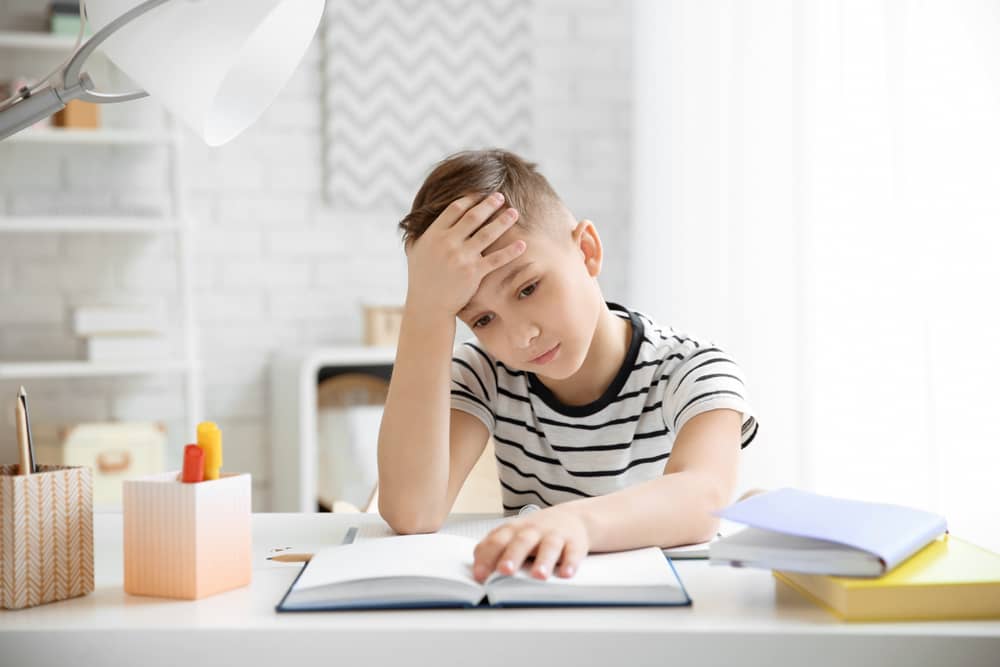 Un niño tratando de leer.