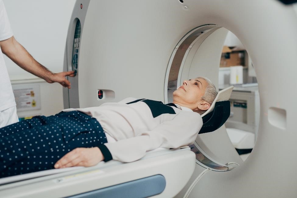 Una paciente saliendo de una tomografía computarizada.